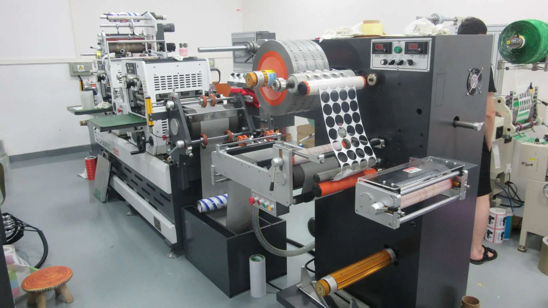 custom label printing manufacturer die cutting machine