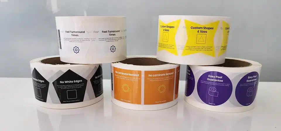 A graphic table comparing the features of roll labels and individual stickers.