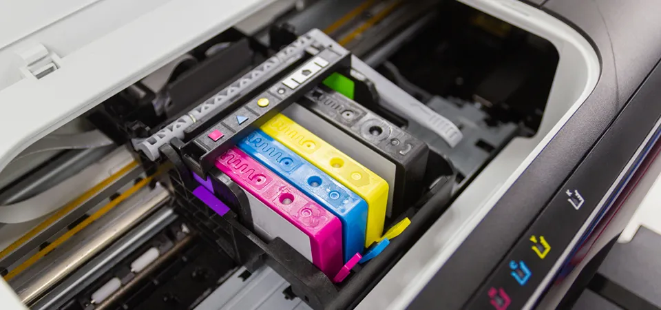 A diagram showing the difference between a front and rear paper tray on a printer