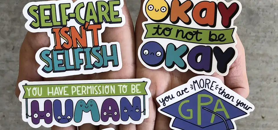 How a Bleed Helps a Die-Cutting Machine An animation showing a cutting blade slightly misaligned but still cutting correctly because of the bleed area