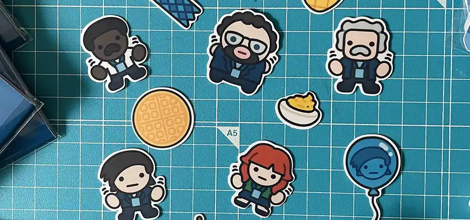 Key Differences: Stickers vs Labels An infographic comparing a label's features (roll, thin liner, machine) vs. a sticker's features (individual, thick backing, hand)